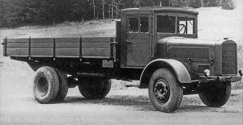 22. Стандартный 4,5-тонный Mercedes-Benz L4500S в упрощенном исполнении 1944 г. с угловатой эрзац-кабиной, плоскими крыльями, без бампера.