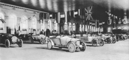 Автомобили участников Императорского автопробега перед стартом в Михайловском гараже. На переднем плане - 