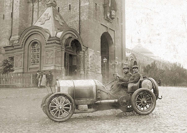 победитель гонки Виктор Эмери в Кремле, 1908 г.